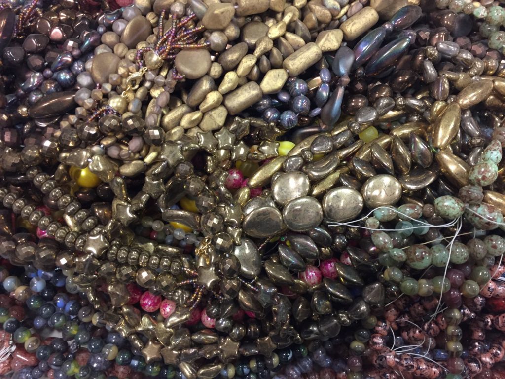 Collezione di perle in vetro colorate